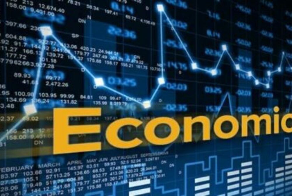 عکس نمای یک کارخانه صنعتی پیشرفته با خطوط تولید مدرن