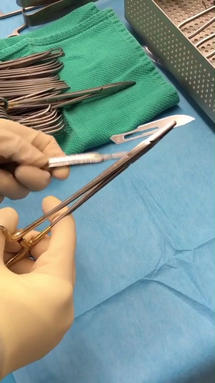 پرسنل متخصص در عملیات کارخانه Operation با تجهیزات ایمنی پیشرفته