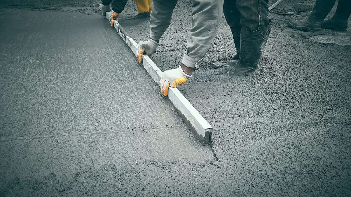 تجهیزات مدرن ساخت‌وساز در یک پروژه صنعتی
