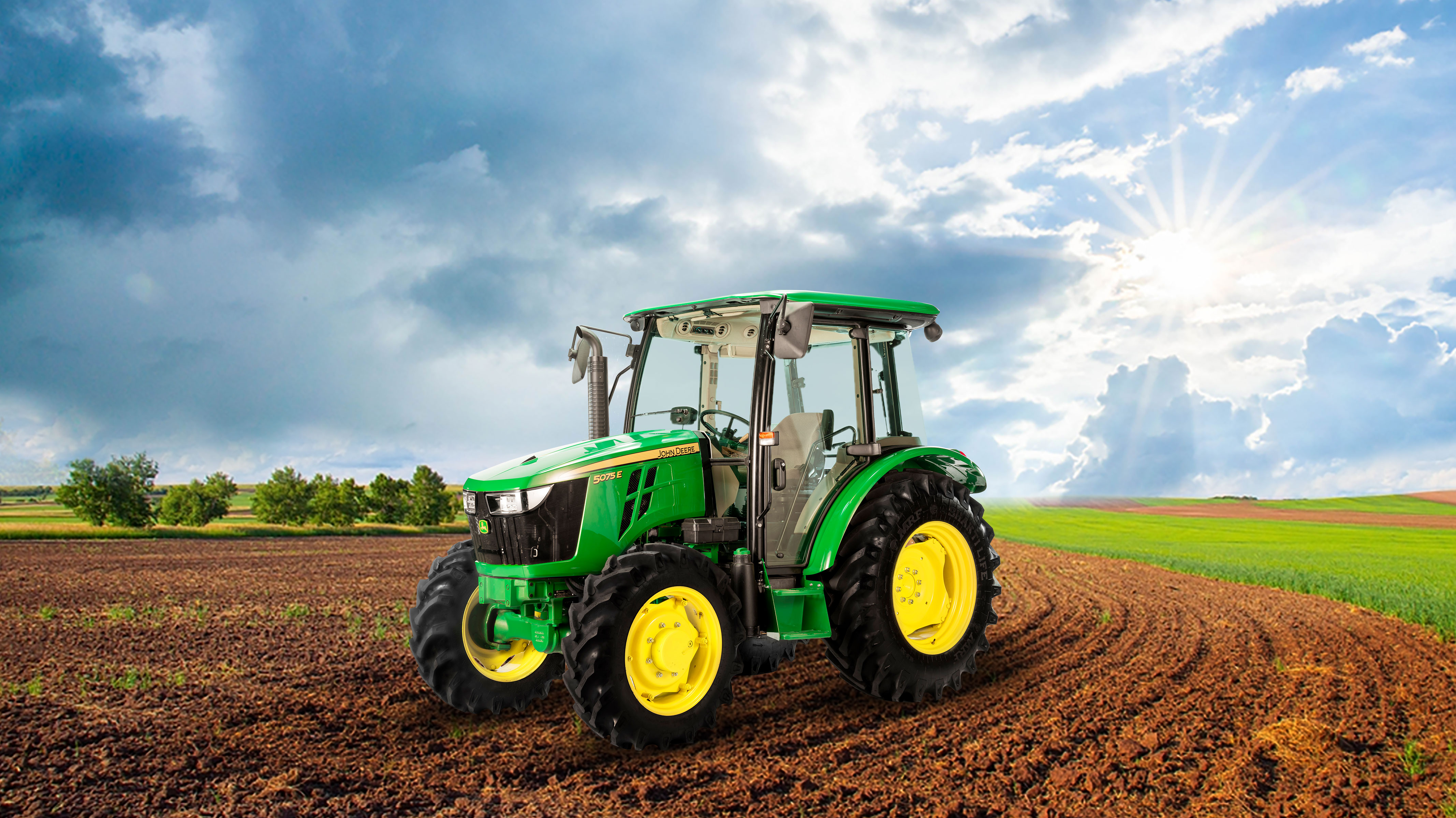 کابین پیشرفته John Deere E-Series با نمایشگرهای لمسی و کنترل‌های هوشمند