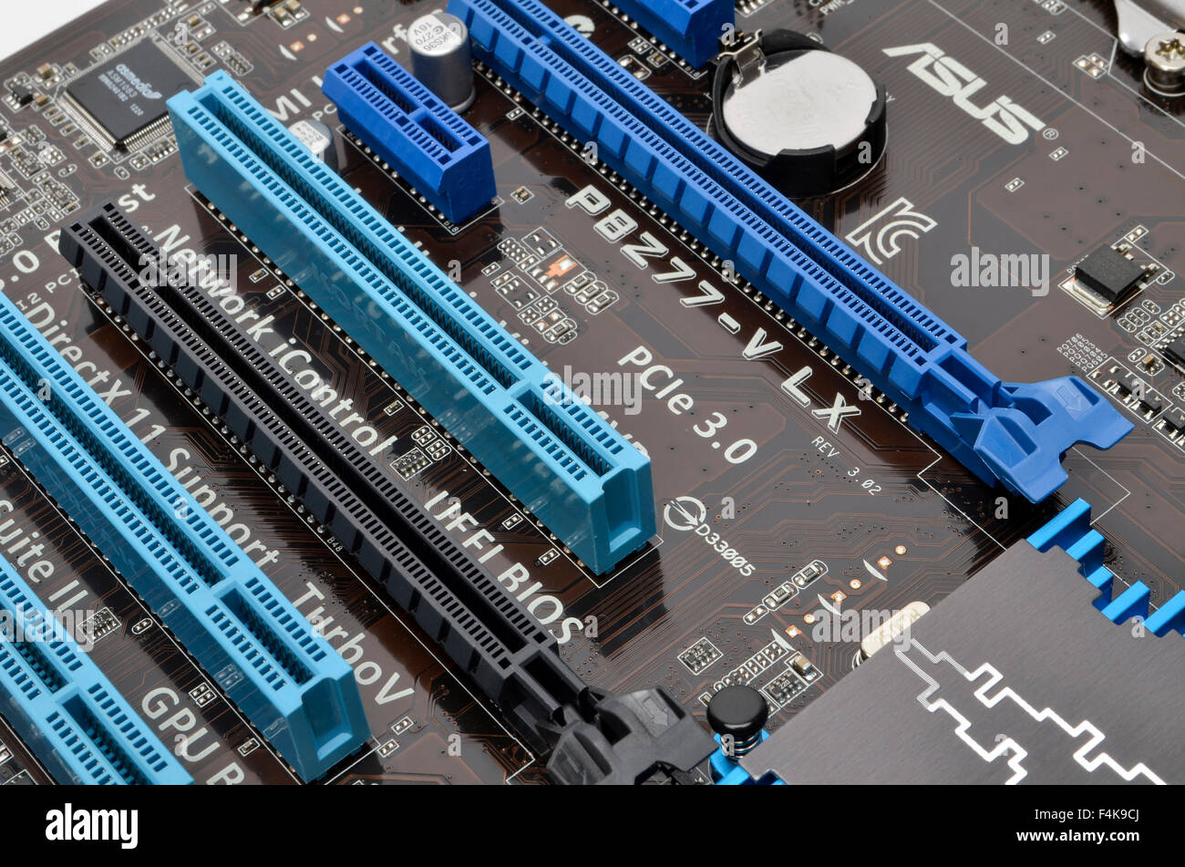 اسلات‌های PCI Express بر روی مادربورد ASUS برای نصب کارت‌های گرافیک و گسترش