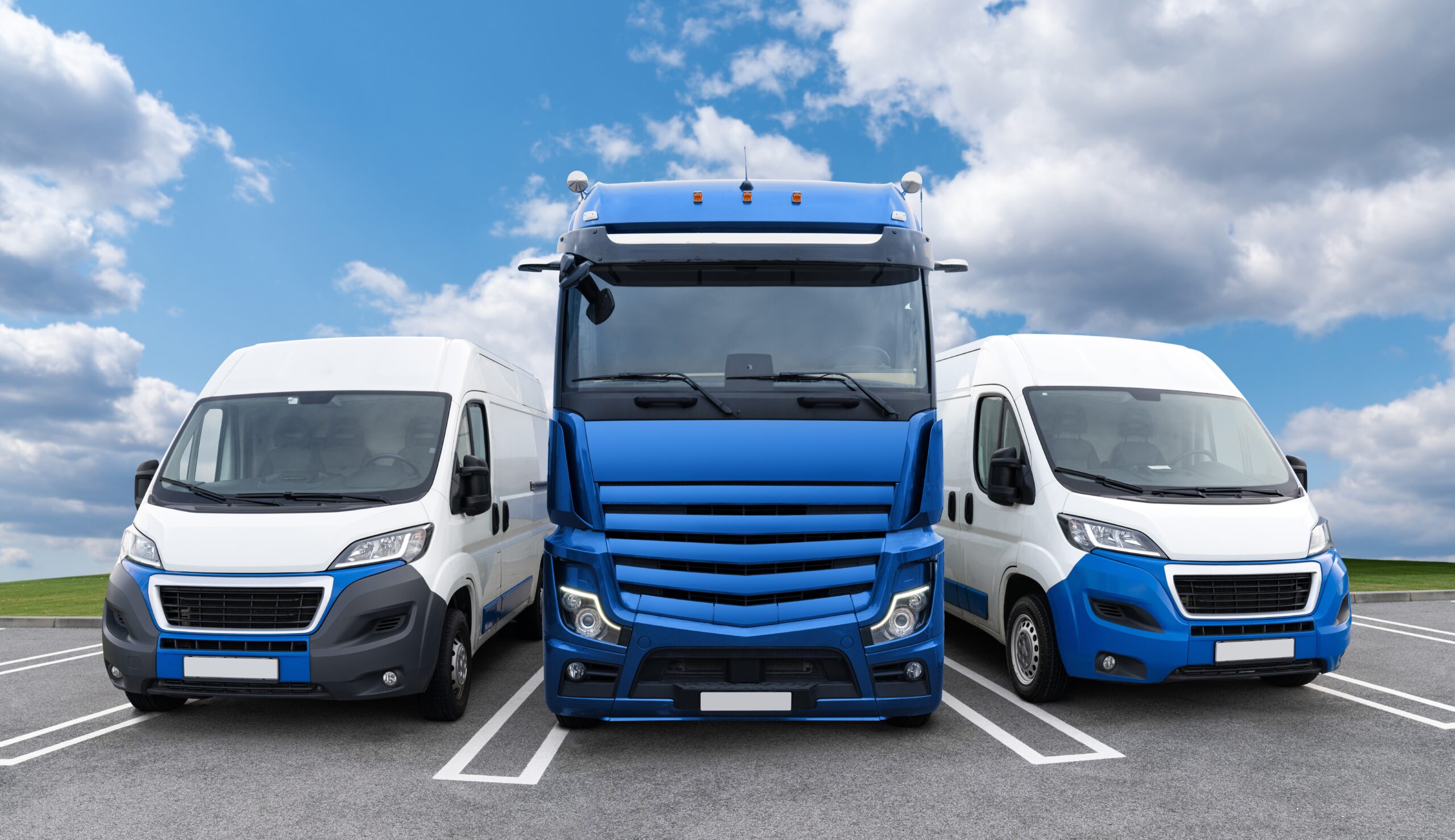 راننده در حال بررسی وضعیت مکانیکی یک کامیون حمل‌ونقل