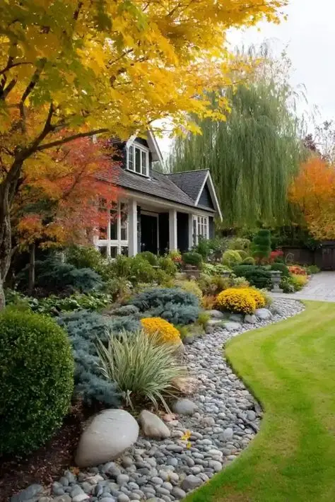 یک فضای سبز شهری با درختان و گیاهان متنوع
