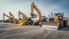 کارگر با استفاده از تجهیزات عمرانی مدرن در یک سایت ساختمانی
