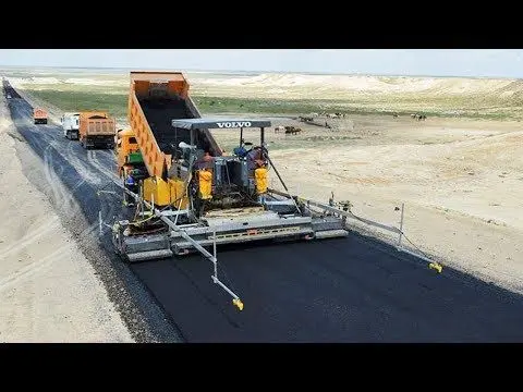 جاده جدیدی که با استانداردهای بین‌المللی ساخته شده است و در حال استفاده است