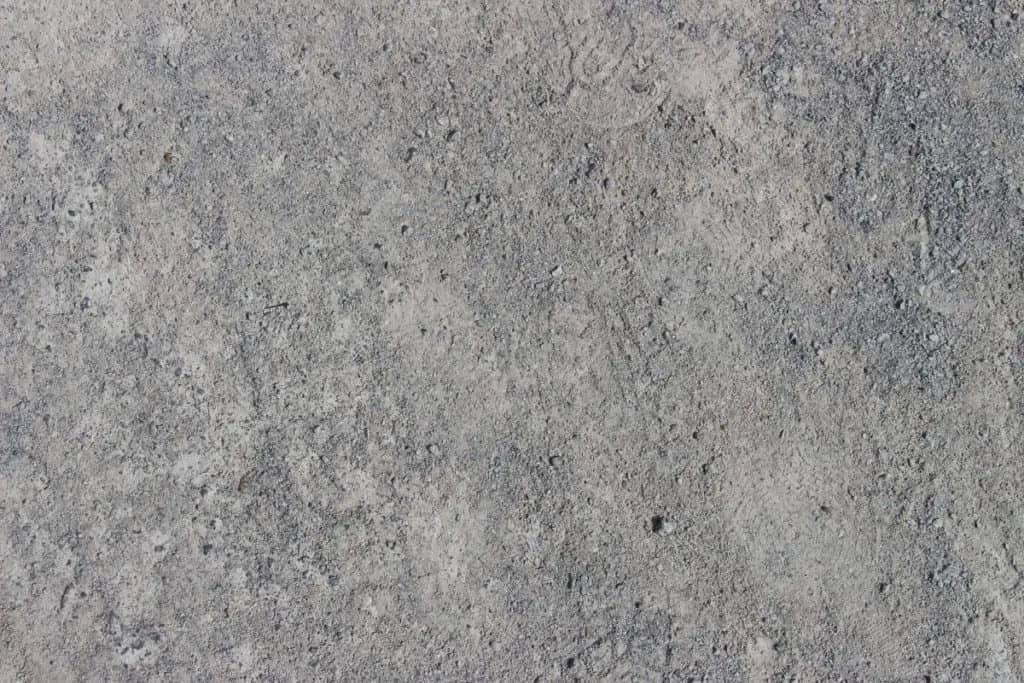نمونه‌ای از بتن ریزی در یک پروژه عمرانی که نشان‌دهنده اهمیت اجرای دقیق و کنترل کیفیت در مراحل مختلف ساخت است