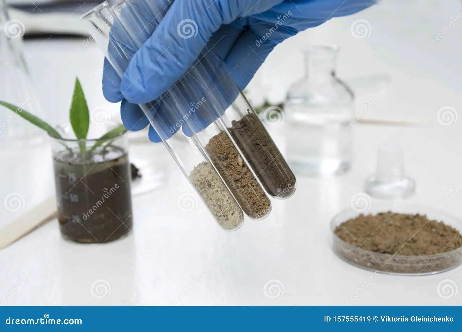 نمونه‌برداری و آزمایش خاک در آزمایشگاه ژئوتکنیک