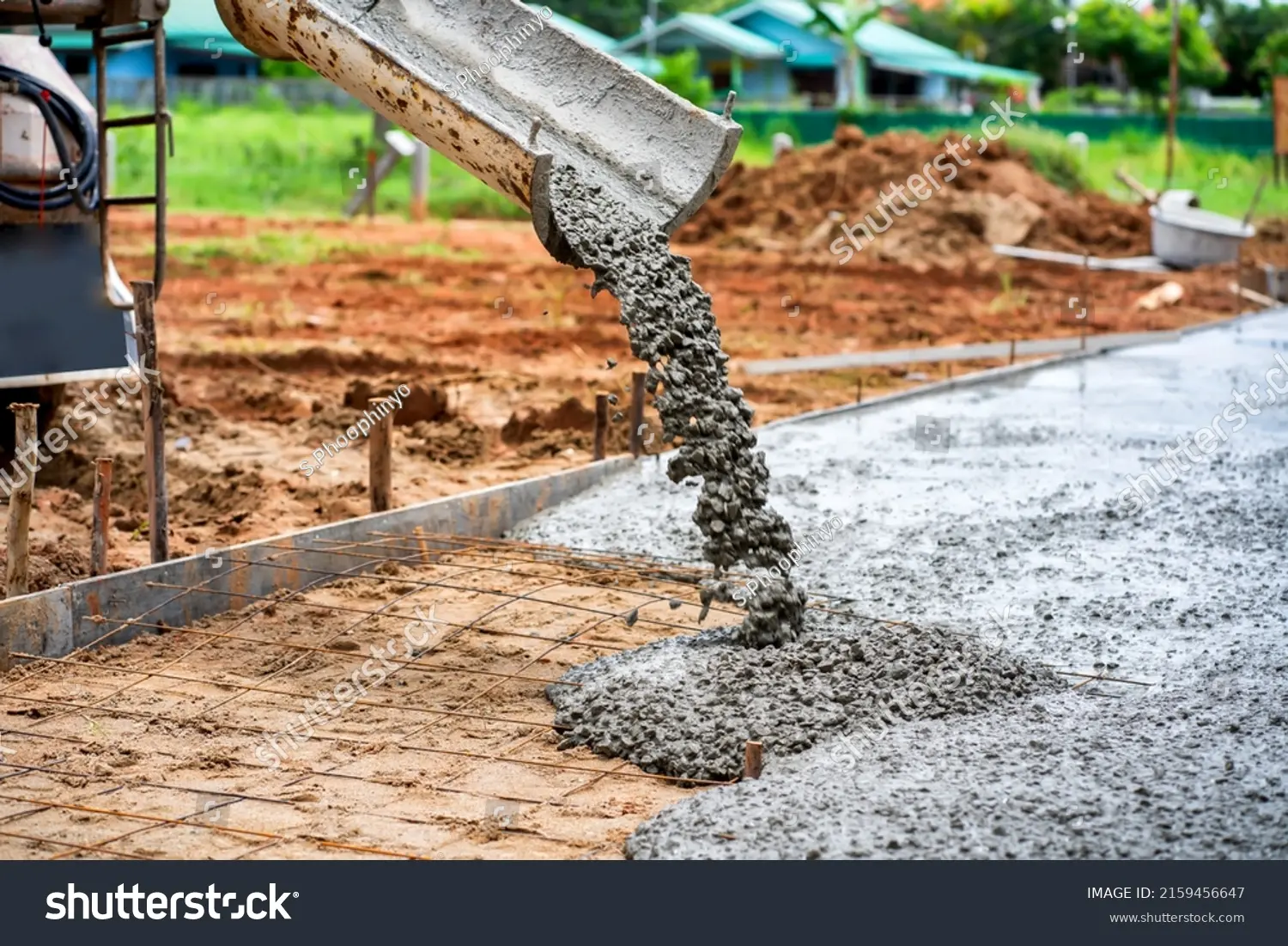 کارگران ساختمانی که در حال ریختن بتن در یک سایت ساخت‌وساز هستند، نشان‌دهنده مراحل عملیاتی در ساخت سازه‌های بتنی