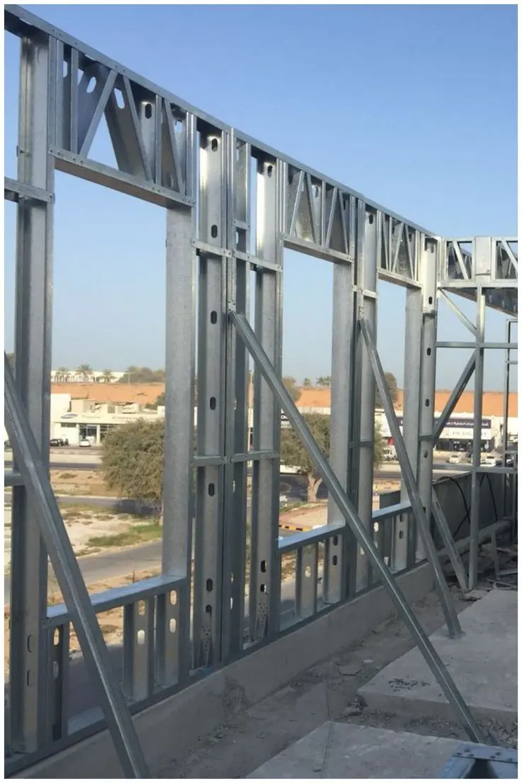 سازه فولادی با طراحی مدرن و خطوط هندسی دقیق