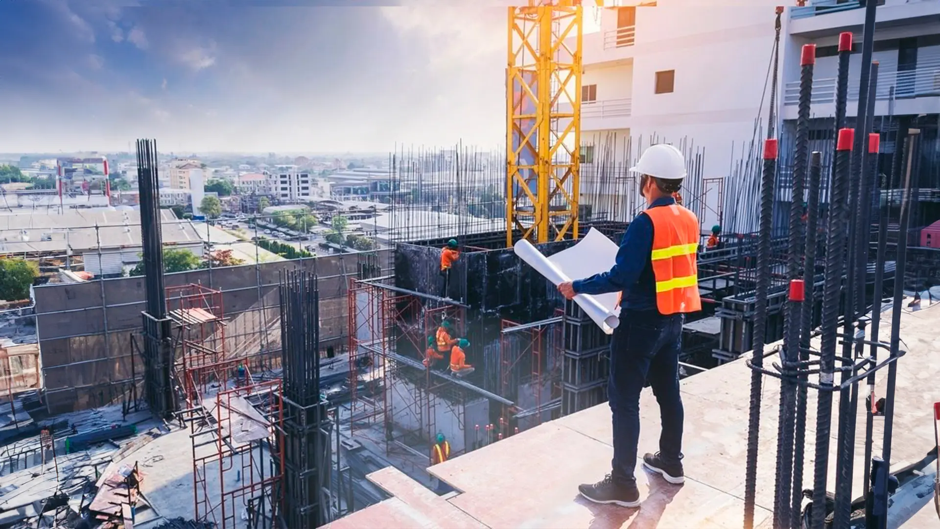یک تیم مهندسی در حال بررسی نقشه‌های پروژه ساختمانی
