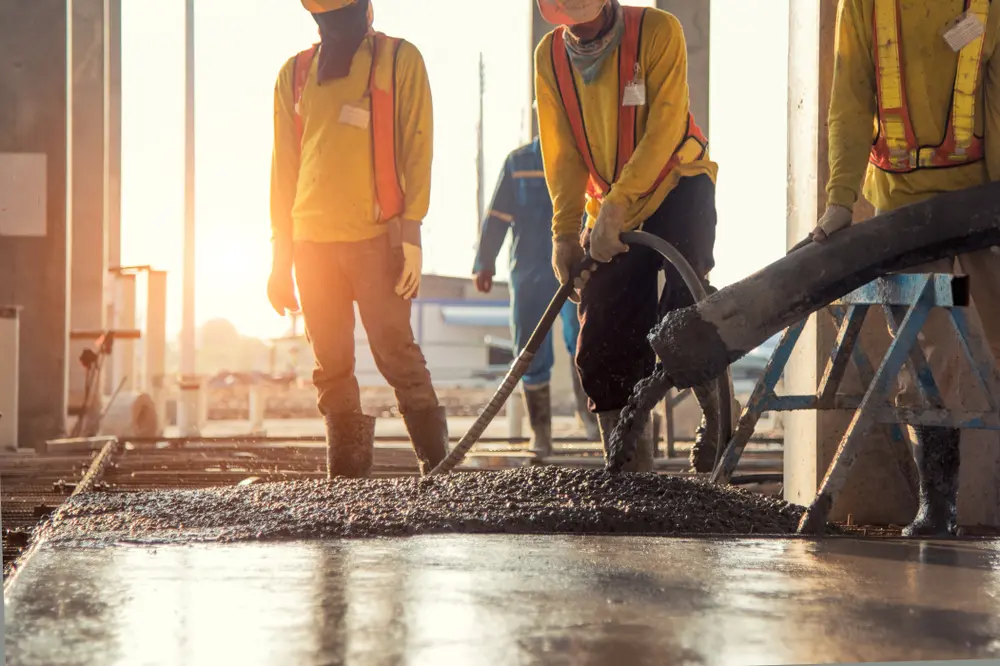 پمپ بتن در حال انتقال بتن به یک سایت ساختمانی