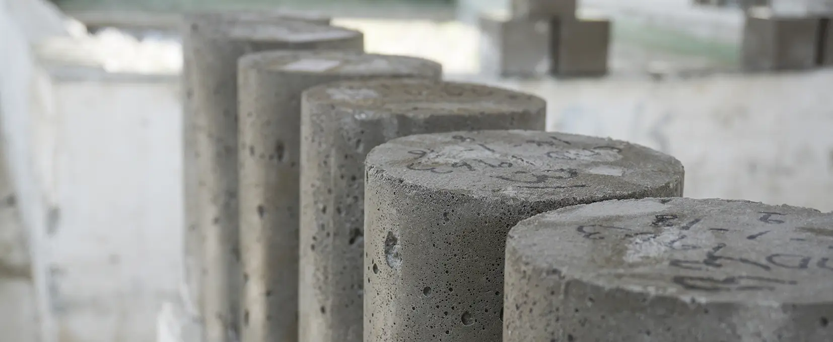 کارشناسان آزمایشگاه در حال بررسی نتایج آزمایش بتن برای اطمینان از کیفیت مصالح