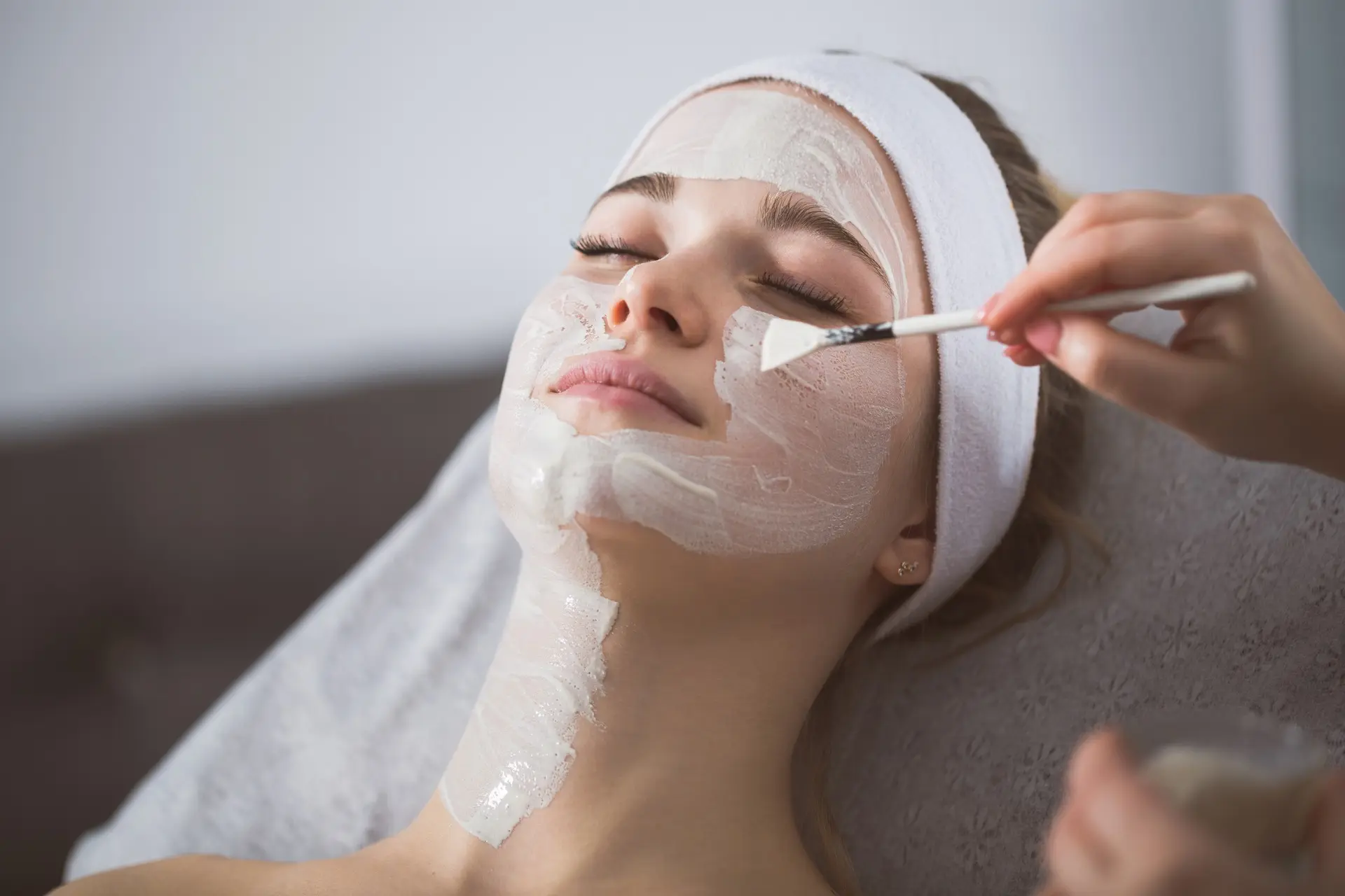ماشین شمع‌کوب در حال اجرای شمع بتنی در زمین