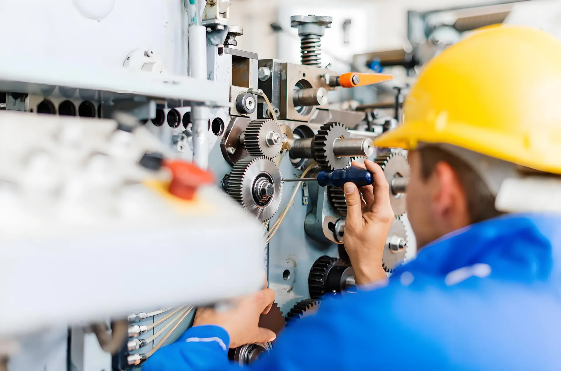 فرآیندهای دقیق تولید و تست تاسیسات مکانیکی در یک کارخانه مدرن