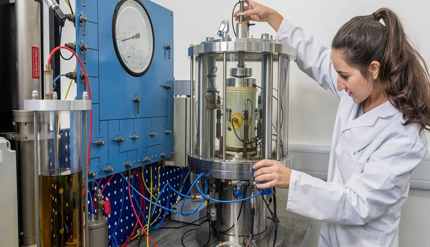 آزمایش بارگذاری استاتیکی برای بررسی مقاومت خاک در پروژه‌های ژئوتکنیک